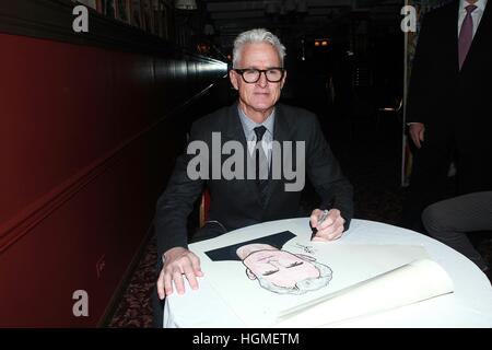 La città di New York, Stati Uniti d'America. 5 gennaio 2017. Stelle di Broadway smash hit 'il lato anteriore della pagina' John Goodman e John Slattery unire il leggendario muro di caricature a Sardi nella città di New York, Stati Uniti d'America. Credito: Diego Corredor/Mediapunch/Alamy Live News Foto Stock