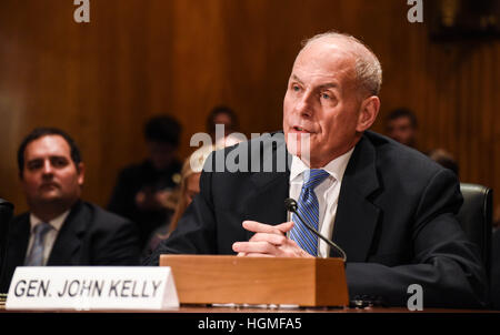 Washington, DC, Stati Uniti d'America. Il 10 gennaio, 2017. Pensionati Marine Corps gen. John Kelly testimonia al Senato Homeland Security e Affari Governativi audizione del Comitato sulla sua candidatura a essere il Segretario del Dipartimento per la sicurezza nazionale sul Campidoglio di Washington D.C, STATI UNITI D'AMERICA. © Bao Dandan/Xinhua/Alamy Live News Foto Stock