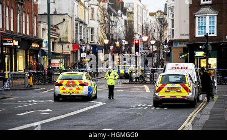 Brighton, Regno Unito. Xi gen, 2017. Polizia presso la scena di una hit ed eseguire incidente in corrispondenza della giunzione della Old Steine e St James Street a Brighton dove un pedone è stato ucciso . Credito: Simon Dack/Alamy Live News Foto Stock