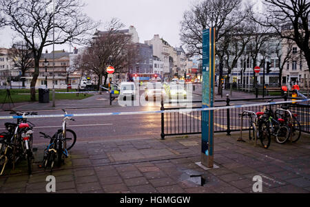 Brighton, Regno Unito. Xi gen, 2017. Polizia presso la scena di una hit ed eseguire incidente in corrispondenza della giunzione della Old Steine e St James Street a Brighton dove un pedone è stato ucciso . Credito: Simon Dack/Alamy Live News Foto Stock