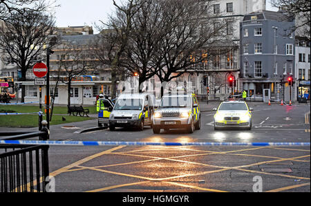 Brighton, Regno Unito. Xi gen, 2017. Polizia presso la scena di una hit ed eseguire incidente in corrispondenza della giunzione della Old Steine e St James Street a Brighton dove un pedone è stato ucciso . Credito: Simon Dack/Alamy Live News Foto Stock