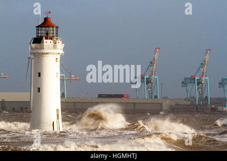 Forza di tempesta Gales, New Brighton, Cheshire. 11 gen 2017. Gli avvisi meteo sono emessi come forza di tempesta gales e alte maree pastella il nord ovest della città balneare di New Brighton sul Wirral costa. Credito: Cernan Elias Alamy Live News Foto Stock