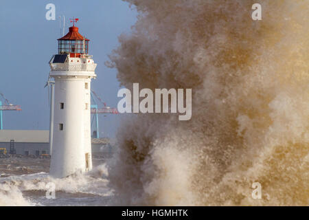 Forza di tempesta Gales, New Brighton, Cheshire. 11 gen 2017. Gli avvisi meteo sono emessi come forza di tempesta gales e alte maree pastella il nord ovest della città balneare di New Brighton sul Wirral costa. Credito: Cernan Elias Alamy Live News Foto Stock