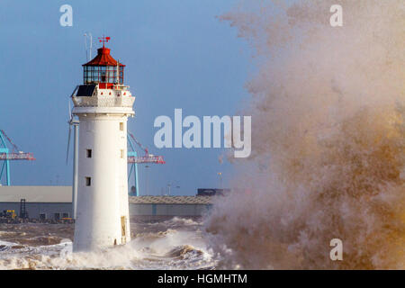 Forza di tempesta Gales, New Brighton, Cheshire. 11 gen 2017. Gli avvisi meteo sono emessi come forza di tempesta gales e alte maree pastella il nord ovest della città balneare di New Brighton sul Wirral costa. Credito: Cernan Elias Alamy Live News Foto Stock