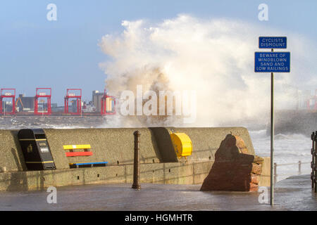 Forza di tempesta Gales, New Brighton, Cheshire. 11 gen 2017. Gli avvisi meteo sono emessi come forza di tempesta gales e alte maree pastella il nord ovest della città balneare di New Brighton sul Wirral costa. Credito: Cernan Elias Alamy Live News Foto Stock