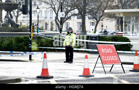 Brighton, Regno Unito. Xi gen, 2017. Polizia presso la scena di una hit ed eseguire incidente in corrispondenza della giunzione della Old Steine e St James Street a Brighton dove un pedone è stato ucciso . La vettura coinvolta una Vauxhall Astra è stata essendo da perseguito dalla polizia in tarda serata di martedì e in seguito è stato trovato abbandonato a Madeira Drive sul lungomare e sono un appello per testimoni © Simon Dack/Alamy Live News Foto Stock