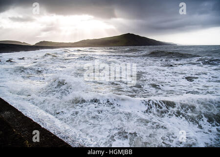 Aberystwyth Wales UK, mercoledì 11 Jan 2017 UK Meteo: come il tempo inizia a cambiare , il mare in tempesta e gales iniziano a colpire la costa in Aberystwyth Wales. Venti forti colpiscono gran parte del Nord Est, del Regno Unito e il congelamento in condizioni di neve sono previsioni per la gran parte del territorio del paese di giovedì e venerdì foto © Keith Morris / Alamy Live News Foto Stock