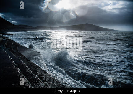 Aberystwyth Wales UK, mercoledì 11 Jan 2017 UK Meteo: come il tempo inizia a cambiare , il mare in tempesta e gales iniziano a colpire la costa in Aberystwyth Wales. Venti forti colpiscono gran parte del Nord Est, del Regno Unito e il congelamento in condizioni di neve sono previsioni per la gran parte del territorio del paese di giovedì e venerdì foto © Keith Morris / Alamy Live News Foto Stock