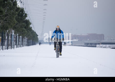 Salonicco, Grecia. Xi gen, 2017. Un uomo che cavalca una bicicletta al mare del nord della città greca di Salonicco. Gli ultimi giorni in Grecia è stata colpita da un cattivo tempo onda, come la neve continua a causare problemi nel nord della Grecia e molte delle isole greche. © Giannis Papanikos/ZUMA filo/Alamy Live News Foto Stock