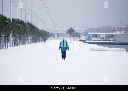 Salonicco, Grecia. Xi gen, 2017. Una donna cammina sul mare del nord della città greca di Salonicco. Gli ultimi giorni in Grecia è stata colpita da un cattivo tempo onda, come la neve continua a causare problemi nel nord della Grecia e molte delle isole greche. © Giannis Papanikos/ZUMA filo/Alamy Live News Foto Stock