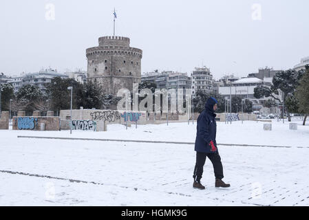 Salonicco, Grecia. Xi gen, 2017. Un uomo cammina sul mare del nord della città greca di Salonicco. Gli ultimi giorni in Grecia è stata colpita da un cattivo tempo onda, come la neve continua a causare problemi nel nord della Grecia e molte delle isole greche. © Giannis Papanikos/ZUMA filo/Alamy Live News Foto Stock