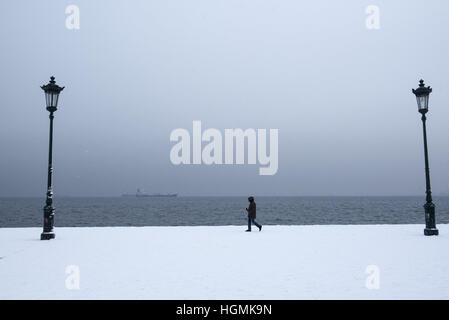 Salonicco, Grecia. Xi gen, 2017. Un uomo cammina sul mare del nord della città greca di Salonicco. Gli ultimi giorni in Grecia è stata colpita da un cattivo tempo onda, come la neve continua a causare problemi nel nord della Grecia e molte delle isole greche. © Giannis Papanikos/ZUMA filo/Alamy Live News Foto Stock