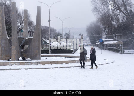 Salonicco, Grecia. Xi gen, 2017. La gente cammina accanto a una fontana a nord della città greca di Salonicco. Gli ultimi giorni in Grecia è stata colpita da un cattivo tempo onda, come la neve continua a causare problemi nel nord della Grecia e molte delle isole greche. © Giannis Papanikos/ZUMA filo/Alamy Live News Foto Stock