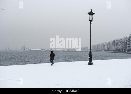 Salonicco, Grecia. Xi gen, 2017. Un uomo cammina sul mare del nord della città greca di Salonicco. Gli ultimi giorni in Grecia è stata colpita da un cattivo tempo onda, come la neve continua a causare problemi nel nord della Grecia e molte delle isole greche. © Giannis Papanikos/ZUMA filo/Alamy Live News Foto Stock