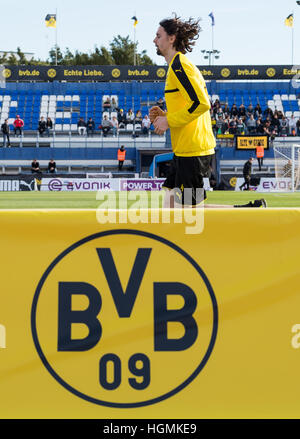 Marbella, Spagna. Xi gen, 2017. Dortmund Neven Subotic in funzione presso il Borussia Dortmund training camp in Marbella, Spagna, 11 gennaio 2017. Foto: Guido Kirchner/dpa/Alamy Live News Foto Stock