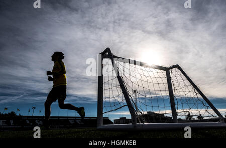 Marbella, Spagna. Xi gen, 2017. Dortmund Neven Subotic in funzione presso il Borussia Dortmund training camp in Marbella, Spagna, 11 gennaio 2017. Foto: Guido Kirchner/dpa/Alamy Live News Foto Stock