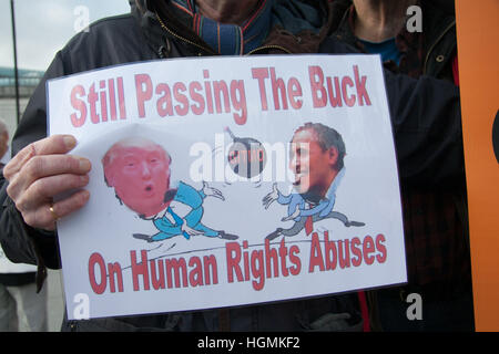 Londra REGNO UNITO. 11 gennaio 2017. Un Protester contro i militari USA nel campo di Guantánamo che gira 15 poiché esso è stato inaugurato nel 11 gennaio 2002 Credit: amer ghazzal/Alamy Live News Foto Stock