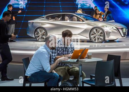 Detroit, Michigan STATI UNITI D'America - 10 Gennaio 2017 - i giornalisti al lavoro durante il North American International Auto Show. Credito: Jim West/Alamy Live News Foto Stock