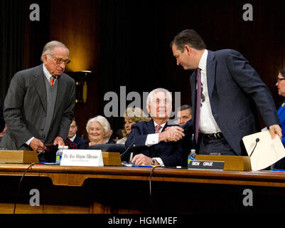 Washington DC, Stati Uniti d'America. 11 gennaio 2017.negli Stati Uniti il senatore Ted Cruz (Repubblicano del Texas), destra stringe la mano con Wayne Rex Tillerson, ex presidente e chief executive officer di ExxonMobil, come egli appare prima del Senato degli Stati Uniti Comitato per le Relazioni Estere considerando la sua nomina a essere il Segretario di Stato degli Stati Uniti sul Campidoglio di Washington DC su Mercoledì, 11 gennaio 2017. Ex Senatore USA Sam Nunn (Democratico della Georgia) guarda su da sinistra. Credito: Ron Sachs/CNP /MediaPunch/Alamy Live News Foto Stock