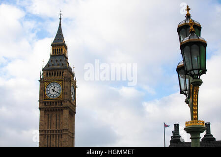 Westminster, Londra, Regno Unito. 11 gennaio 2017. Freddo e ventoso giorno di Westminster con il blu del cielo sopra il Big Ben come la neve è prevista per giovedì 12 gennaio 2017, a Londra. Il punto di riferimento di Westminster sarà avvolta in un ponteggio nel 2017 come lavoro inizia a riparare l'orologio con le mani in mano, il meccanismo e il pendolo. Credito: Dinendra Haria/Alamy Live News Foto Stock