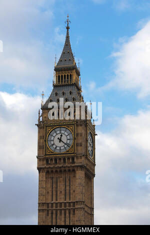 Westminster, Londra, Regno Unito. 11 gennaio 2017. Freddo e ventoso giorno di Westminster con il blu del cielo sopra il Big Ben come la neve è prevista per giovedì 12 gennaio 2017, a Londra. Il punto di riferimento di Westminster sarà avvolta in un ponteggio nel 2017 come lavoro inizia a riparare l'orologio con le mani in mano, il meccanismo e il pendolo. Credito: Dinendra Haria/Alamy Live News Foto Stock