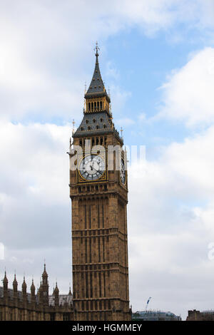 Westminster, Londra, Regno Unito. 11 gennaio 2017. Freddo e ventoso giorno di Westminster con il blu del cielo sopra il Big Ben come la neve è prevista per giovedì 12 gennaio 2017, a Londra. Il punto di riferimento di Westminster sarà avvolta in un ponteggio nel 2017 come lavoro inizia a riparare l'orologio con le mani in mano, il meccanismo e il pendolo. Credito: Dinendra Haria/Alamy Live News Foto Stock