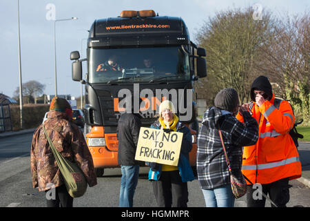 Blackpool, Regno Unito. 11 gennaio 2017. Un piccolo gruppo di manifestanti antifracking detenute fino a consegna del materiale che viene consegnato al Cuadrilla controversi del gas di scisto fracking sito su Preston New Road, Little Plumpton vicino a Blackpool quando hanno bloccato la corsia in direzione est per rallentare a piedi il camion per il sito a circa un miglio lungo la strada. I manifestanti arrivati intorno 09:00 ore e rimasta in parte anteriore del camion con la polizia locale di presenze. Credito: Dave Ellison/Alamy Live News Foto Stock