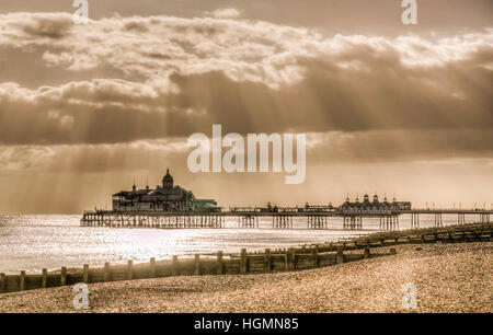 Eastbourne, East Sussex, Regno Unito. 11th gennaio 2017. I raggi solari attraversano le nuvole sopra il molo. Foto Stock