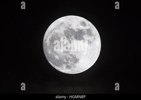 Aberystwyth, Wales, Regno Unito. 11 gennaio 2017. Luna piena (o Wolf Luna), la prima luna piena del 2017. Visto ih il cielo sopra Aberystwyth Wales UK in una fredda notte chiara, gennaio 11 2017 Foto © Keith Morris /Alamy Live News Foto Stock