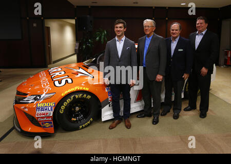 Huntersville, North Carolina, Stati Uniti d'America. Xi gen, 2017. Daniel Suarez, viene annunciato come il nuovo pilota della n. 19 ARRIS Toyota per Joe Gibbs Racing durante una conferenza stampa a Joe Gibbs Racing a Huntersville, North Carolina. © Chris Owens Asp Inc/ASP/ZUMA filo/Alamy Live News Foto Stock