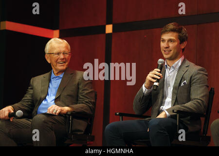 Huntersville, North Carolina, Stati Uniti d'America. Xi gen, 2017. Daniel Suarez, viene annunciato come il nuovo pilota della n. 19 ARRIS Toyota per Joe Gibbs Racing durante una conferenza stampa a Joe Gibbs Racing a Huntersville, North Carolina. © Chris Owens Asp Inc/ASP/ZUMA filo/Alamy Live News Foto Stock