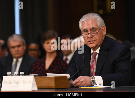 Washington, Stati Uniti d'America. Xi gen, 2017. Rex Tillerson testimonia prima di Stati Uniti Senato Comitato delle Relazioni estere durante l'audizione di conferma sulla sua candidatura a essere Segretario di Stato degli Stati Uniti, al Campidoglio di Washington, DC, Stati Uniti, il 11 gennaio 2017. Stati Uniti Presidente-eletto Donald Trump's pick per il segretario di stato Rex Tillerson mercoledì chiamato Russia un 'drabbia" con gli Stati Uniti e ha detto che ha favorito la corrente di mantenere le sanzioni degli Stati Uniti contro la mosca per ora. © Bao Dandan/Xinhua/Alamy Live News Foto Stock