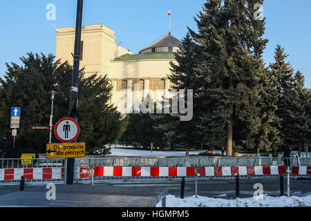 Varsavia, Polonia 11th, Gen. 2017 recintato e custodito da forti forze di polizia il parlamento polacco edificio è visto. Comitato per la Difesa della Democrazia (KOD) protestare al di fuori del Parlamento polacco (Sejm). I dimostranti la domanda per il rispetto della legislazione polacca dal PiS partito i membri del parlamento e governo durante la controversa legge finanziaria. Credito: Michal Fludra/Alamy Live News Foto Stock