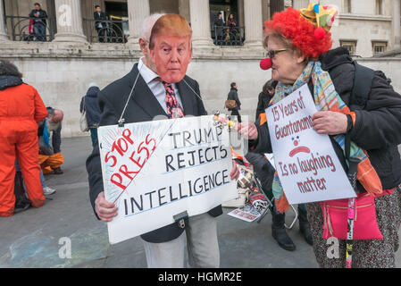 Londra, Regno Unito. 11 gennaio 2017. Un diruttore parla di "Presidente Trump' all'proester il quindicesimo anniversario della creazione illegale di campo di prigionia di Guantanamo,il mondo prima di essere reso illegalmente a Guantanamo. Credito: Peter Marshall / Alamy Live News Foto Stock