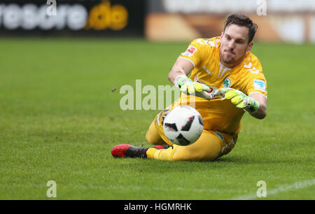 Bochum, Germania. Xi gen, 2017. Media stagione freindly, VfL Bochum 1848 - SpVgg Greuther Fuerth: portiere Balazs Megyeri (Fuehrt) controlla la sfera. © Juergen schwarz/Alamy Live News Foto Stock