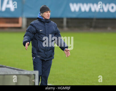 Bochum, Germania. Xi gen, 2017. Media stagione freindly, VfL Bochum 1848 - SpVgg Greuther Fuerth: Manager Gertjan Verbeek (Bochum) dà istruzioni. © Juergen schwarz/Alamy Live News Foto Stock