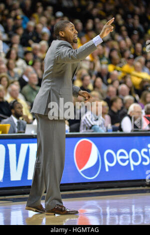 Virginia, Stati Uniti d'America. Xi gen, 2017. George Washington Head Coach Maurizio Giuseppe incarica i suoi giocatori durante il gioco presso E.J. Wade Arena all'Stuart C. Siegel, centro di Richmond, Virginia. Credito: Amy Sanderson/ZUMA filo/Alamy Live News Foto Stock