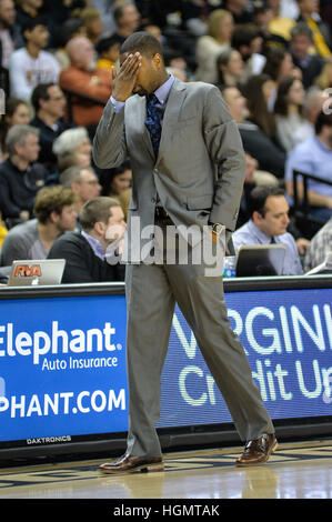 Virginia, Stati Uniti d'America. Xi gen, 2017. George Washington Head Coach Maurizio Giuseppe salviette sudore la fronte durante il gioco presso E.J. Wade Arena all'Stuart C. Siegel, centro di Richmond, Virginia. Credito: Amy Sanderson/ZUMA filo/Alamy Live News Foto Stock