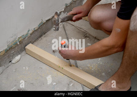 Dettaglio di un uomo il taglio di legno con una piccola sega a mano Foto Stock