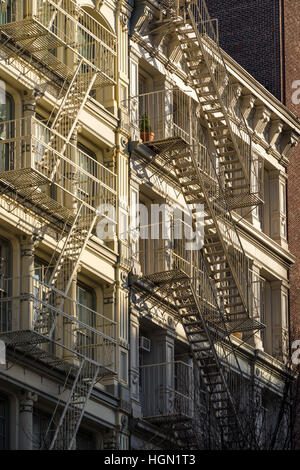 Soho facciate di edifici con il fuoco sfugge. Manhattan, New York City Foto Stock