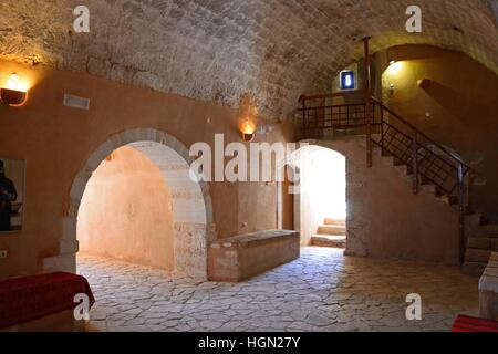 Le scale e le uscite nella cantina del monastero di Arkadi, Arkadi, Creta, Grecia, l'Europa. Foto Stock