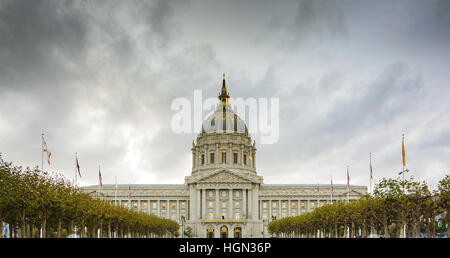 La città di San Francisco Hall è Beaux-Arts architettura e situato nella città del centro civico. Foto Stock