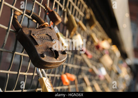 Amore si blocca su una ringhiera a ponte a Tampere, Finlandia, Europa Foto Stock