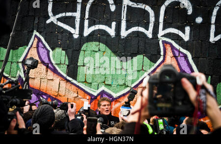 David Hasselhoff in visita a Berlino nel 2013 per protestare contro la demolizione di un tratto di una delle restanti parti del muro di Berlino. Foto Stock