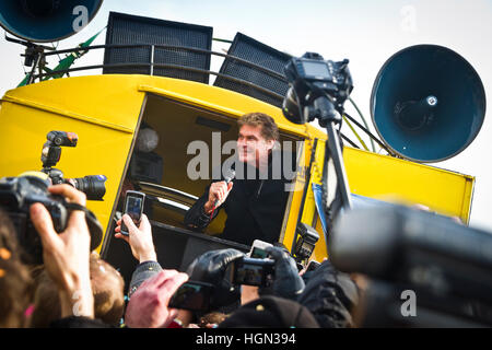 David Hasselhoff in visita a Berlino nel 2013 per protestare contro la demolizione di un tratto di una delle restanti parti del muro di Berlino. Foto Stock