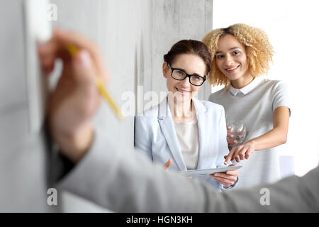 Business donna .giovane e bella buisinesswoman sorriso ai colleghi. Foto Stock