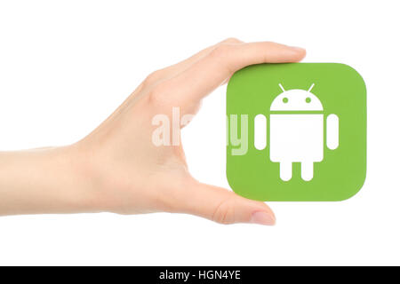 Kiev, Ucraina - 18 Maggio 2016: mano trattiene Android logo stampato su carta su sfondo bianco. Foto Stock