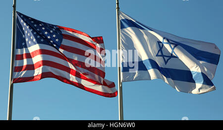 Due bandiere: americana e israeliana sventolare nel cielo blu Foto Stock