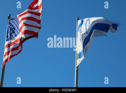 Sventolare nel cielo blu della bandiera americana e la bandiera israeliana Foto Stock