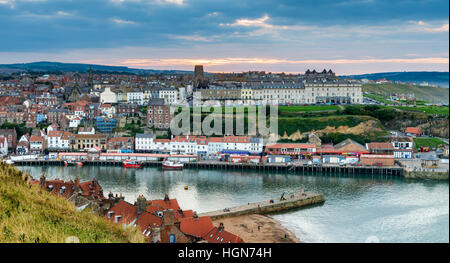 Tramonto su Whitby da St. Mary's cimitero Foto Stock